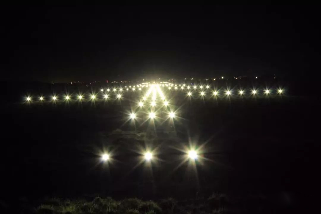 利比里亞國際機場跑道上的LED燈點亮了！